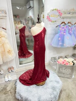 ชุดราตรีเด็ก(หน้าร้านอยู่รัชดา ลองได้ถ่ายรูปจากชุดจริง)W18607 สีแดงเข้ม ชุดหางปลา กระโปรงหน้ายาวหลังยาว ไหล่เฉียง