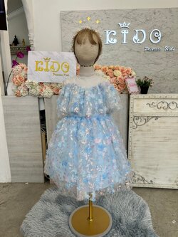 ชุดราตรีเด็ก(หน้าร้านอยู่รัชดา ลองได้ถ่ายรูปจากชุดจริง)W18911 สีฟ้า กระโปรงสั้นระบายโอบไหล่ ประดับดอกไม้ทั้งชุด สวยหวานค่ะ