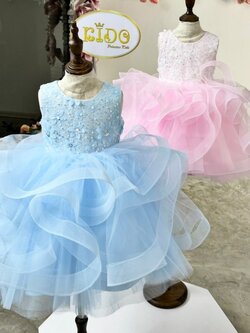 ssชุดเจ้าหญิง(หน้าร้านอยู่รัชดา ลองได้ถ่ายรูปจากชุดจริง)A218สีชมพู สีฟ้า สีชมพูเข้ม สีขาว กระโปรงสั้นชั้นพอง อกปักดอกไม้สวยหวาน น่ารัก