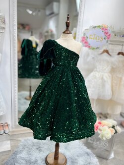 ชุดราตรีเด็ก(หน้าร้านอยู่รัชดา ลองได้ถ่ายรูปจากชุดจริง)W18582 สีเขียว ไหล่เฉียงพองข้าง