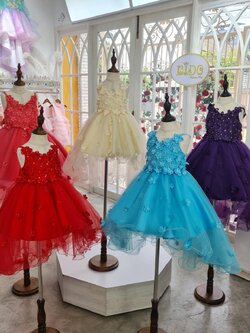 ssชุดออกงานเด็ก(หน้าร้านอยู่รัชดา ลองได้ถ่ายรูปจากชุดจริง)T238 สีครีม สีแดง สีแดงแตง สีฟ้า สีม่วง สายเดี่ยวติดดอกไม้ กระโปรงหน้าสั้นหลังยาว