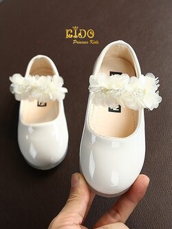 รองเท้าเด็ก ควรเผื่อ1ซมจากยาวเท้า(หน้าร้านอยู่รัชดา ลองได้)H090สีขาว หนังแก้ว แต่งดอกไม้ติดมุกสีครีม ตรงสายรัดรองเท้า น่ารักมาก ใส่สวย