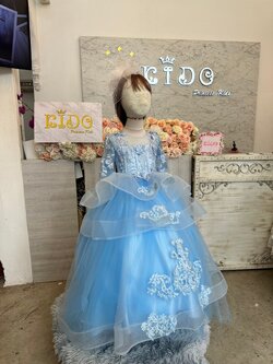 ชุดราตรีเด็ก(หน้าร้านอยู่รัชดา ลองได้ถ่ายรูปจากชุดจริง)W18900 สีฟ้า กระโปรงหน้ายาวหลังลาก เอวซีทรูระบายพลิ้วๆ แขนยาว