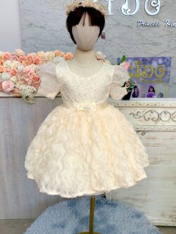 ชุดราตรีเด็ก(หน้าร้านอยู่รัชดา ลองได้ถ่ายรูปจากชุดจริง)W19046สีครีม ผ้าเกลียวในตัว