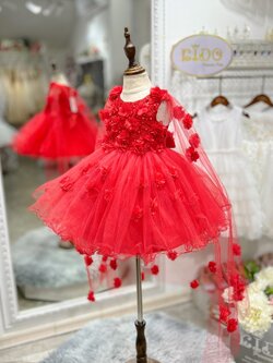 ชุดราตรีเด็ก(หน้าร้านอยู่รัชดา ลองได้ถ่ายรูปจากชุดจริง)T256สีแดงตกแต่งด้วยผ้าคุมไหล่ซีทรูติดดอกไม้ กระโปรงสั้น