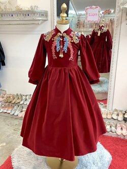 ชุดราตรีเด็ก(หน้าร้านอยู่รัชดา ลองได้ถ่ายรูปจากชุดจริง)W18869 สีแดง ผ้ากำมะหยี่ คอจีนปักทองและแขนยาว กระโปรงยาวสวยหรู