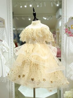 ชุดราตรีเด็ก(หน้าร้านอยู่รัชดา ลองได้ถ่ายรูปจากชุดจริง)W18299สีครีม ไหล่ซีทรูแขนระบาย ประดับกลิตเตอร์ทั้งชุดวิ้งๆลายดอกไม้ กระโปรงหน้าสั้นหลังยาว ดูเป็นเจ้าหญิงมากกเลยคะ