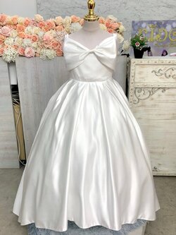 ชุดราตรีเด็ก(หน้าร้านอยู่รัชดา ลองได้ถ่ายรูปเองจากชุดจริง)W19024 สีขาว โบว์โอบไหล่ กระโปรงยาวเรียบหรู