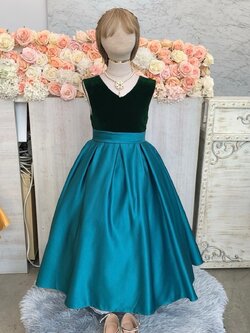 ชุดราตรีเด็ก(หน้าร้านอยู่รัชดา ลองได้ถ่ายรูปเองจากชุดจริง)W18981 สีเขียว ผ้าบนกำมะหยี่ กระโปรงยาว สวยเรียบหรู