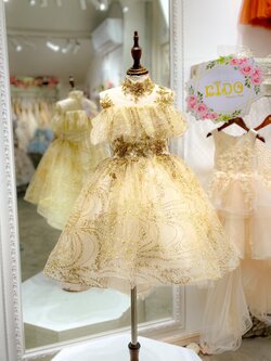 ชุดราตรีเด็ก(หน้าร้านอยู่รัชดา ลองได้ถ่ายรูปจากชุดจริง)W18422สีทอง กระโปรงหน้าสั้นหลังยาว มีระบายจีบคลุมแขน