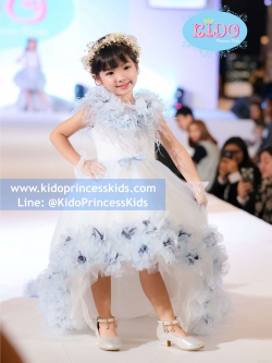 ชุดราตรีเด็ก *มีหน้าร้านอยู่รัชดา ลองได้ เปลี่ยนได้ ถ่ายรูปเองจากสินค้าจริง*ชุดออกงานเด็กหน้าสั้นชายหลังลากสีฟ้าอ่อนซับในสีขาว เพิ่มความฟุ้งฟิ้งด้วยขนนกและดอกไม้ที่รอบคอและชายกระโปรง ติดโบว์เล็กสีฟ้าที่เอวด้านหน้า