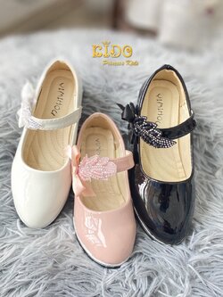 sรองเท้าเด็ก ควรเผื่อ1ซมจากยาวเท้า(หน้าร้านอยู่รัชดา ลองได้)H085สีขาว สีโอรส สีดำ หนังแก้ว คาดเพชรลายใบไม้ ตรงสายรัดรองเท้า น่ารักมากคะ