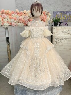 ชุดราตรีเด็ก(หน้าร้านอยู่รัชดา ลองได้ถ่ายรูปเองจากชุดจริง)W18938 สีครีม กระโปรงยาว เอวจีบพองฟู ไหล่ระบาย อลังการ