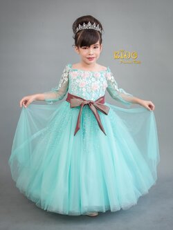 ชุดเจ้าหญิง(หน้าร้านอยู่รัชดา ลองได้ถ่ายรูปเองจากชุดจริง)W17016 สีเขียวมิ้นท์ ทรงเปิดไหล่ ติดดอกไม้สีชมพูช่วงอก ทรงเปิดไหล่ หวานเรียบหรู มีแขน กระโปรงยาว