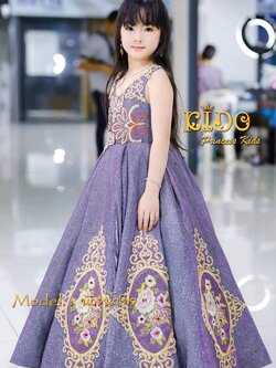 เช่าชุดเด็ก *มีหน้าร้านอยู่รัชดา ลองได้ เปลี่ยนได้ ถ่ายรูปเองจากสินค้าจริง*W18210 สีม่วง อกกับชายปักลายดิ้นทองหรู กระโปรงยาว เจ้าหญิงvictoria สวยหรู