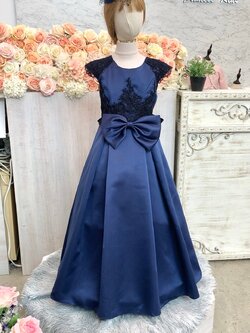 ชุดราตรีเด็ก(หน้าร้านอยู่รัชดา ลองได้ถ่ายรูปจากชุดจริง)W18964 สีน้ำเงิน เปิดไหล่แต่งลูกไม้ติดโบว์ เรียบแต่สวยหรูสุดๆ