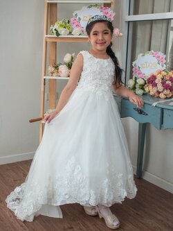 ชุดออกงานเด็ก(หน้าร้านอยู่รัชดา ลองได้ถ่ายรูปจากของจริง)B094 สีขาว แต่งลูกไม้ตรงชายกระโปรงและตรงอก กระโปรงยาวหน้าและหลังยาวลากพื้น หน้าสั้นหลังยาว