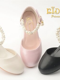 sรองเท้าเด็ก(หน้าร้านอยู่รัชดา ลองได้)H180สีขาว สีชมพู เปิดข้าง ประดับห้อยมุกตรงสายรัดรองเท้า สวยสุดเก๋