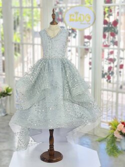 ชุดเจ้าหญิง*มีหน้าร้านอยู่รัชดา ลองได้ เปลี่ยนได้ ถ่ายรูปเองจากสินค้าจริง*W18324 สีเงิน ปักกริดเตอร์ กระโปรงหน้ายาวเสมอพื้น หลังยาวลากพื่น หน้าสั้นหลังยาว