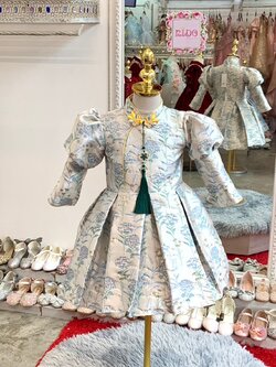 ชุดราตรีเด็ก(หน้าร้านอยู่รัชดา ลองได้ถ่ายรูปจากชุดจริง)W18872สีฟ้า แขนจั๊ม ชุดสั้นคอจีน ผ้าพิมพ์ลาย น่ารักสวยหรู