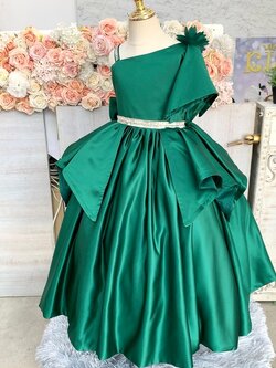 ชุดราตรีเด็ก(ร้านอยู่รัชดา ลองได้ถ่ายรูปจากชุดจริง)W19069 สีเขียว กระโปรงยาว ไหล่เบี่ยง สวยเรียบหรู