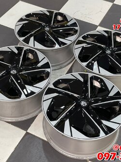 ล้อแม็กป้ายแดงติดรถไฟฟ้า MG4 สีซิลเวอร์พร้อมฝาตบสีดำเงาสวยๆ (4วง)