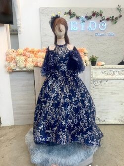 ชุดราตรีเด็ก(หน้าร้านอยู่รัชดา ลองได้ถ่ายรูปจากชุดจริง)W18885 สีน้ำเงิน เปิดไหล่ กระโปรงหน้ายาวหลังลาก วิ้งวั้งทั้งตัว เพชรห้อยระย้าหรูหรา