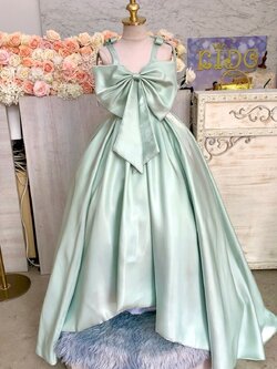ชุดราตรีเด็ก(หน้าร้านอยู่รัชดา ลองได้ถ่ายรูปเองจากชุดจริง)W19025 สีเขียว ประดับโบว์ กระโปรงยาว ผ้าซาตินเรียบหรู