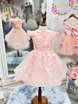 ชุดราตรีเด็ก(หน้าร้านอยู่รัชดา ลองได้ถ่ายรูปจากชุดจริง)W18556 สีโอรส เปิดไหล่ปักดอกไม้ผีเสื้อกระโปรงหน้าสั้นหลังยาว