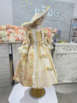 ชุดเดินแบบเด็ก(หน้าร้านอยู่รัชดา ลองได้ถ่ายรูปจากชุดจริง)W19012 สีทอง ยุควิคตอเรีย กระโปรงยาว