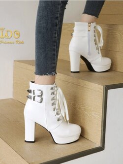 บูทเด็ก(หน้าร้านอยู่รัชดา ลองได้)H179 สีขาว ด้านหน้าคาดเข็มขัดข้อสั้น มีส้นสูงแบบเท่ๆ