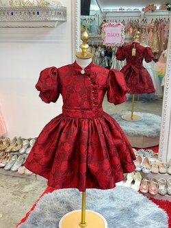 ชุดราตรีเด็ก(หน้าร้านอยู่รัชดา ลองได้ถ่ายรูปเองจากชุดจริง)W18871สีแดง ผ้าพิมพ์ลาย คอจีนและแขนตุ๊กตา เรียบแต่สวยหรูสุดๆ