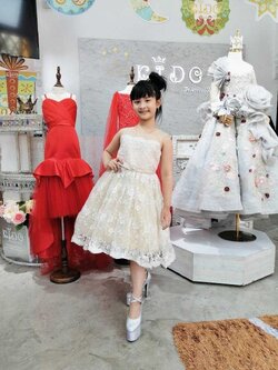 ชุดราตรีเด็ก(มีหน้าร้านอยู่รัชดา ลองได้ถ่ายรูปเองจากฃุดจริง)B106 หน้าสั้นหลังยาว สีทอง เดรสออกงานเด็ก