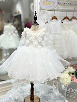 ชุดราตรีเด็ก(หน้าร้านอยู่รัชดา ลองได้ถ่ายรูปจากชุดจริง)T256สีขาวตกแต่งด้วยผ้าคุมไหล่ซีทรูติดดอกไม้ กระโปรงสั้น