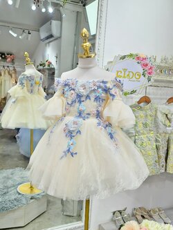 ชุดราตรีเด็ก(หน้าร้านอยู่รัชดา ลองได้ถ่ายรูปจากชุดจริง)W18565 สีครีม แต่งดอกไม้แขนบานกระโปรงสั้น