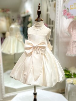 ชุดราตรีเด็ก(หน้าร้านอยู่รัชดา ลองได้ถ่ายรูปจากชุดจริง)B250สีขาวออฟไวท์ เรียบๆแต่เอาอยู่ทุกงานค่า กระโปรงสั้น