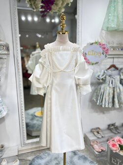 ชุดราตรีเด็ก(หน้าร้านอยู่รัชดา ลองได้ถ่ายรูปจากชุดจริง)W18498 สีขาว เปิดไหล่แขนยาว กระโปรงยาว