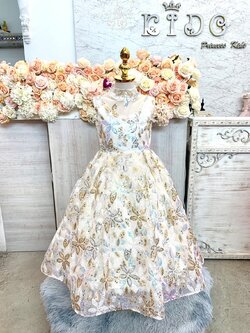 ชุดราตรีเด็ก(หน้าร้านอยู่รัชดา ลองได้ถ่ายรูปจากชุดจริง)W18796สีขาวทอง เสื้อติดดอกไม้วุ้งวิ้งทั้ตัว กระโปรงยาว