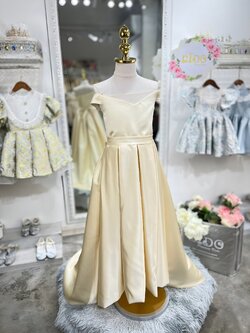 ชุดราตรีเด็ก(หน้าร้านอยู่รัชดา ลองได้ถ่ายรูปจากชุดจริง)W18519 สีทอง เปิดไหล่คลุมแขน กระโปรงยาวจีบรอบเอว