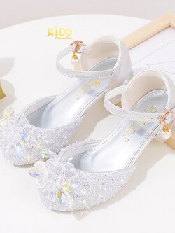 รองเท้าเด็กออกงาน(หน้าร้านอยู่รัชดา ลองได้)H151 สีเงิน เปิดข้างประดับดอกไม้แก้ว