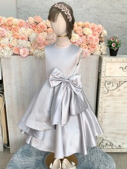 ชุดราตรีเด็ก(หน้าร้านอยู่รัชดา ลองได้ถ่ายรูปเองจากชุดจริง)W18984 สีเงิน ซาตินเรียบ กระโปรงยาว สวยเรียบหรู