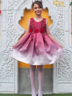 ชุดราตรีเด็ก(หน้าร้านอยู่รัชดา ลองได้ถ่ายรูปจากของจริง)B137 สีแดง ตกแต่งด้วยลายลูกไม้ ปักเพชร และดอกไม้ 3 ดอกตรงเอว กระโปรงสั้นไล่สีชายกระโปรงสีขาว ชุดเจ้าหญิงตัวน้อย