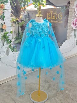 ชุดราตรีเด็ก(หน้าร้านอยู่รัชดา ลองได้ถ่ายรูปเองจากชุดจริง)T256สีฟ้าตกแต่งด้วยผ้าคุมไหล่ซีทรูติดดอกไม้ กระโปรงสั้น