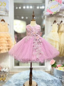 sชุดเดรสเด็ก(หน้าร้านอยู่รัชดา ลองได้ถ่ายรูปจากชุดจริง)N264 สีม่วง ชุดปักลูกไม้เฉียง กระโปรงชั้นๆฟู น่ารักสวยใส