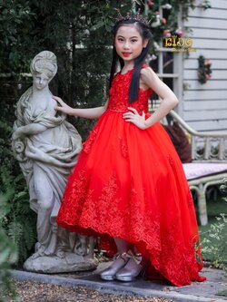 ssชุดเจ้าหญิง(หน้าร้านอยู่รัชดา ลองได้ถ่ายรูปจากชุดจริง)B099 สีขาว สีแดง ตกแต่งด้วยดอกไม้ ทั้งตัว กระโปรงหน้ายาวเสมอพื้นหลังยาวลากพื้น ชายกระโปรงเป็นลูกไม้ หน้าสั้นหลังยาว