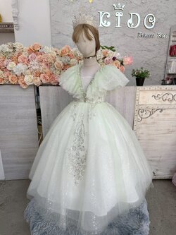 ชุดราตรีเด็ก(หน้าร้านอยู่รัชดา ลองได้ถ่ายรูปเองจากชุดจริง)W19103 สีเขียว คอวีฟูระบาย กระโปรงยาว สวยน่ารักมากค่ะ