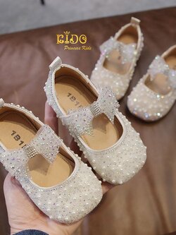 รองเท้าเด็ก*มีหน้าร้านอยู่รัชดา ลองได้ เปลี่ยนได้ *H056สีเงิน ติดมุกประดับเพชร แต่งด้วยโบว์ติดเพชรตรงสายรัดรองเท้า สวยน่ารักมาก