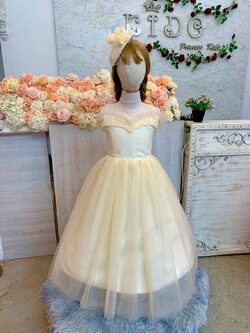 ชุดราตรีเด็ก(หน้าร้านอยู่รัชดา ลองได้ถ่ายรูปจากชุดจริง)W18815สีครีม โอบไหล่ระบายซีทรู กระโปรงยาว เรียบหรู