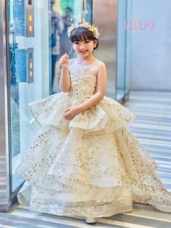 ชุดราตรีเด็กออกงาน *มีหน้าร้านอยู่รัชดา ลองได้ เปลี่ยนได้ ถ่ายรูปเองจากสินค้าจริง*ชุดออกงานเด็ก ชุดเจ้าหญิงสีครีมดิ้นทอง อกซีทรูกระโปรงชั้นๆหน้าสั้นหลังยาว สวยหรูมากเลยค่ะ