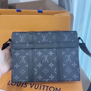 กระเป๋าแบรนด์เนมแท้มือสอง Louis Vuitton trunk messenger bag. Yr.2023